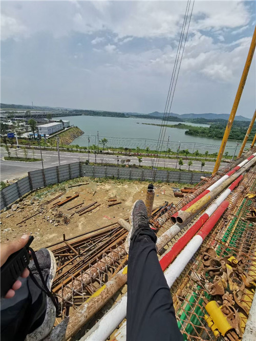 长安区作业中发生设备损坏或人员意外，责任怎么划分？